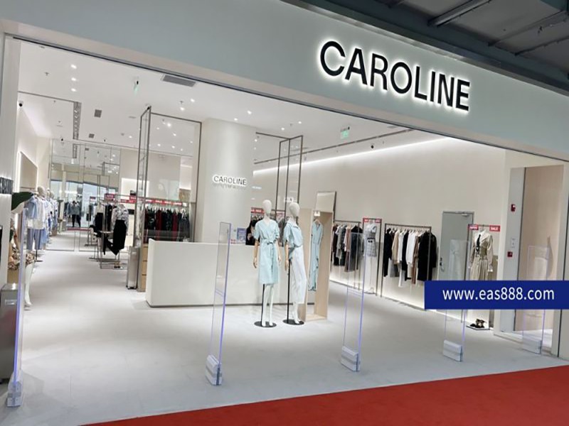 CAROLINE Negozio Abbigliamento installa l'antifurto abbigliamento Cubic Beauty AM9800