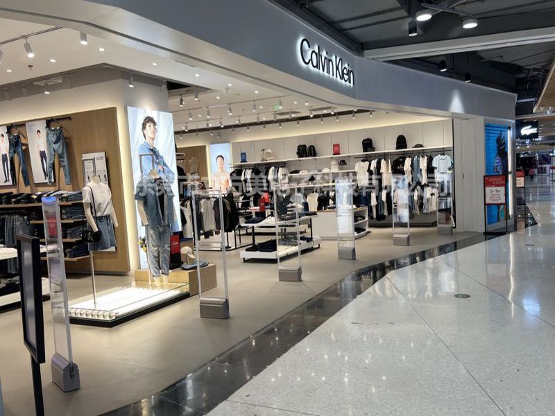 Il negozio di abbigliamento Calvin Klein installa l'immobilizzatore per abiti Cubic Beauty AM7806