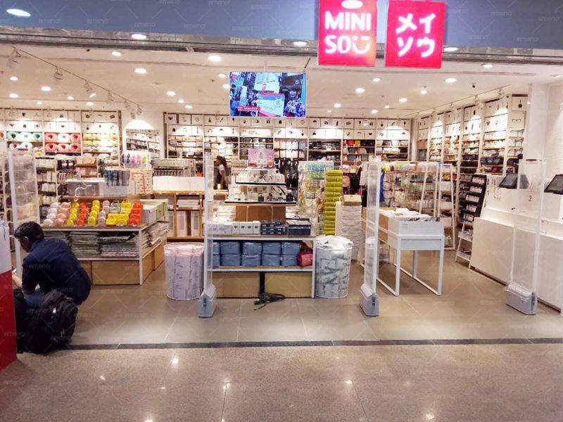 La boutique MINISO installa la porta blindata CuboM AM7806