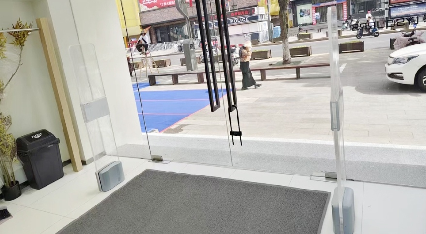 AM&RFID doppia frequenza: sicurezza intelligente per il settore della vendita al dettaglio di abbigliamento.