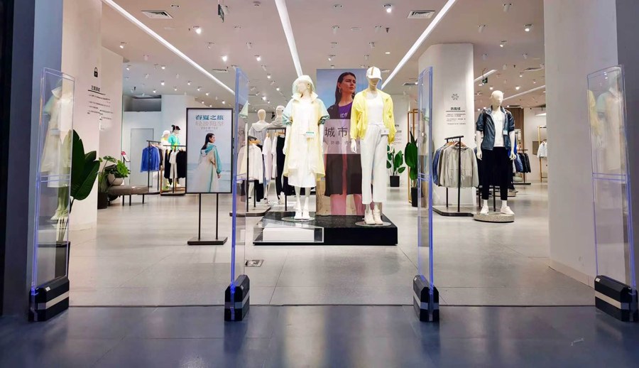La soluzione EAS di Li Fangmei Technology aiuta i marchi di abbigliamento a ridurre le perdite e ad aumentare l'efficienza. Il raggio di rilevamento dell'etichetta rigida può raggiungere i 3,0 metri.